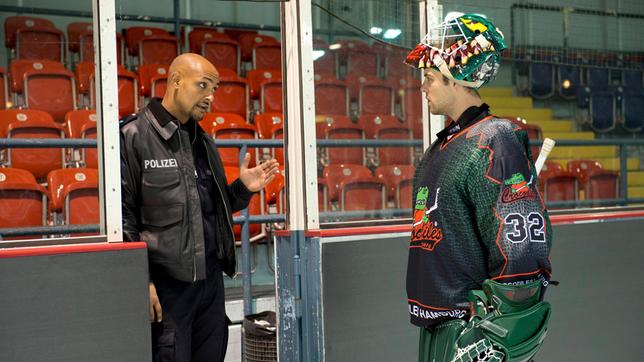 Was verschweigt Crocodiles-Torwart Clemens Frey (Malte Thomsen) seinem Freund Lukas Petersen (Patrick Abozen)?