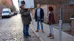 Waschmaschinen-Diebstahl: Piet Wellbrook (Peter Fieseler) und Harry Möller (Maria Ketikidou) stellen den erschöpften Dieb Fiete Scheumann (Oliver Fleischer) mit geschulterter Waschmaschine auf der Straße.