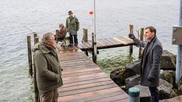 Auf der Suche nach Antworten hat Girwidz (Michael Brandner) eine äußerst interessante Begegnung mit Peter Schwiers (Sigfried Terpoorte), dem Schwiegersohn des Toten. Billie Käser (Doris Buchrucker, h.) und Horst Meininger (Hermann Giefer, h.) hören interessiert mit.