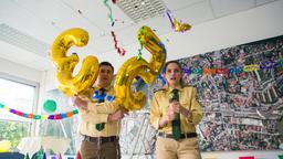 Christina (Mitsou Jung) und Riedl (Paul Sedlmeir) erhalten unerwarteten Besuch bei ihren Vorbereitungen zu Huberts Jubiläum.