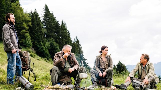 Der Survivaltrainer Jens Lubczyk versucht, das Team näher zusammenzuführen. V.l.n.r. Jens Lubczyk (Isaak Dentler), Girwidz (Michael Brandner), Sabine Kaiser (Katharina Müller-Elmau), Hubert (Christian Tramitz).