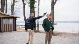 Eine hupende Alarmanlage führt Hubert (Christian Tramitz) und Girwidz (Michael Brandner) in einen Campingpark am Starnberger See. Sie vermuten einen Einbruch ...