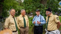 Franz Hubert (Christian Tramitz), Reimund Girwidz (Michael Brandner), Gerhard Feinbein (Heinz-Josef Braun) und Martin Riedl (Paul Sedlmeir) stellen den Überfall nach.