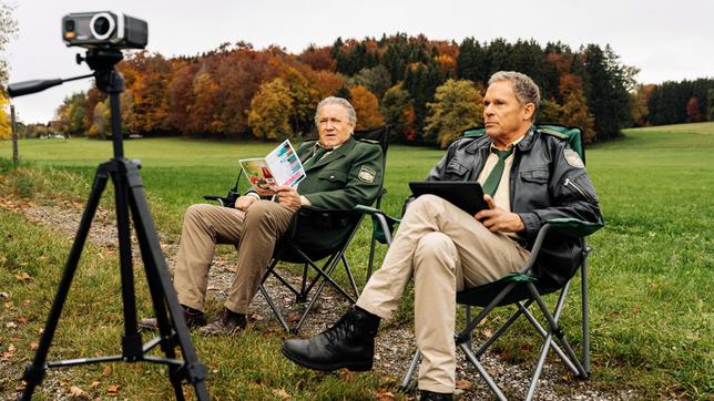 Hubert (Christian Tramitz) und Girwidz (Michael Brandner) bei einer Radarkontrolle. Ist ein Erlkönig gerade an ihnen vorbei gerauscht?