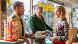 Hubert (Christian Tramitz) und Girwidz (Michael Brandner) brainstormen bei einer Tasse Kaffee zum aktuellen Fall mit Barbara (Monika Gruber).