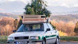 Hubert (Christian Tramitz) und Girwidz (Michael Brandner) fahren mit dem Seifenwagen, der umweltfreundlich umgebaut wurde.