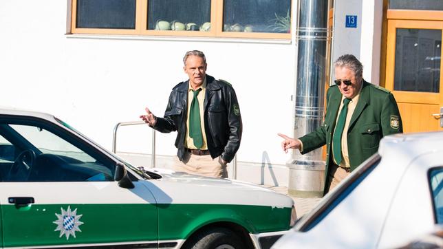 Hubert (Christian Tramitz) und Girwidz (Michael Brandner) rätseln - hat die Selbsthilfegruppe der „festen Freunde“ etwas mit dem Tod von Peter Münch zu tun?