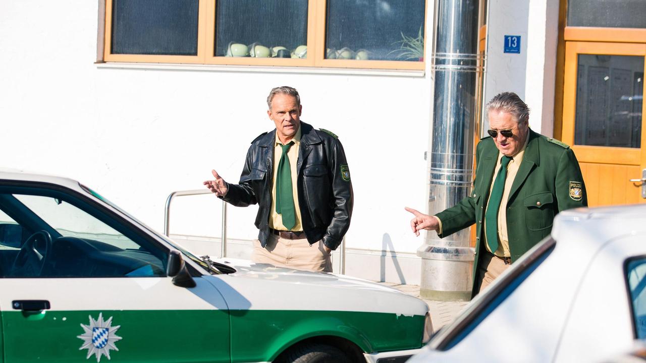 Hubert (Christian Tramitz) und Girwidz (Michael Brandner) rätseln - hat die Selbsthilfegruppe der „festen Freunde“ etwas mit dem Tod von Peter Münch zu tun?