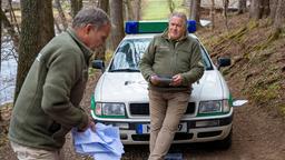 Hubert (Christian Tramitz) und Girwidz (Michael Brandner) sind im Streifenwagen unterwegs, als ihnen plötzlich etwas gegen die Windschutzscheibe fliegt. Das unbekannte Flugobjekt ist eine Matheklausur. Aber, wo kommt die denn hergeflogen?