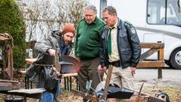 Hubert (Christian Tramitz) und Girwidz (Michael Brandner) wollen Jens Friedel (Sebastian Edtbauer) zum Mordfall des Wurstfabrikanten befragen, doch der zeigt ihnen lieber seine Kunstwerke.