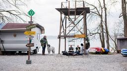 Hubert (Christian Tramitz) und Griwidz (Michael Brandner) entdecken den Besitzer des Campingparks tot unter einer Aussichtsplattform. Laut Pathologin Dr. Fuchs (Susu Padotzke) handelt es sich bei dem Absturz um keinen klassischen Arbeitsunfall (mit Gabriele Fischer als Spaziergängerin).