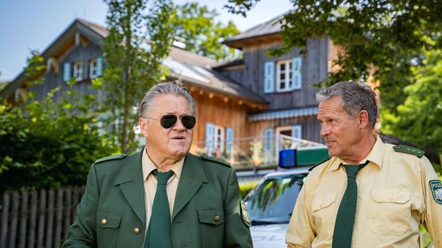 Hubert (Christian Tramitz) und Griwidz (Michael Brandner) sind auf dem Weg zur Tauchschule „Abgetaucht“, wo die Verstorbene kurz vor ihrem Ableben noch eine Tauchstunde nahm.