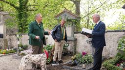 Hund Amarillo hat auf dem Friedhof gewütet und an einer Grabstätte gebuddelt: Hubert (Christian Tramitz) und Girwidz (Michael Brandner) müssen es dem Friedhofswärter (Komparse) erklären.