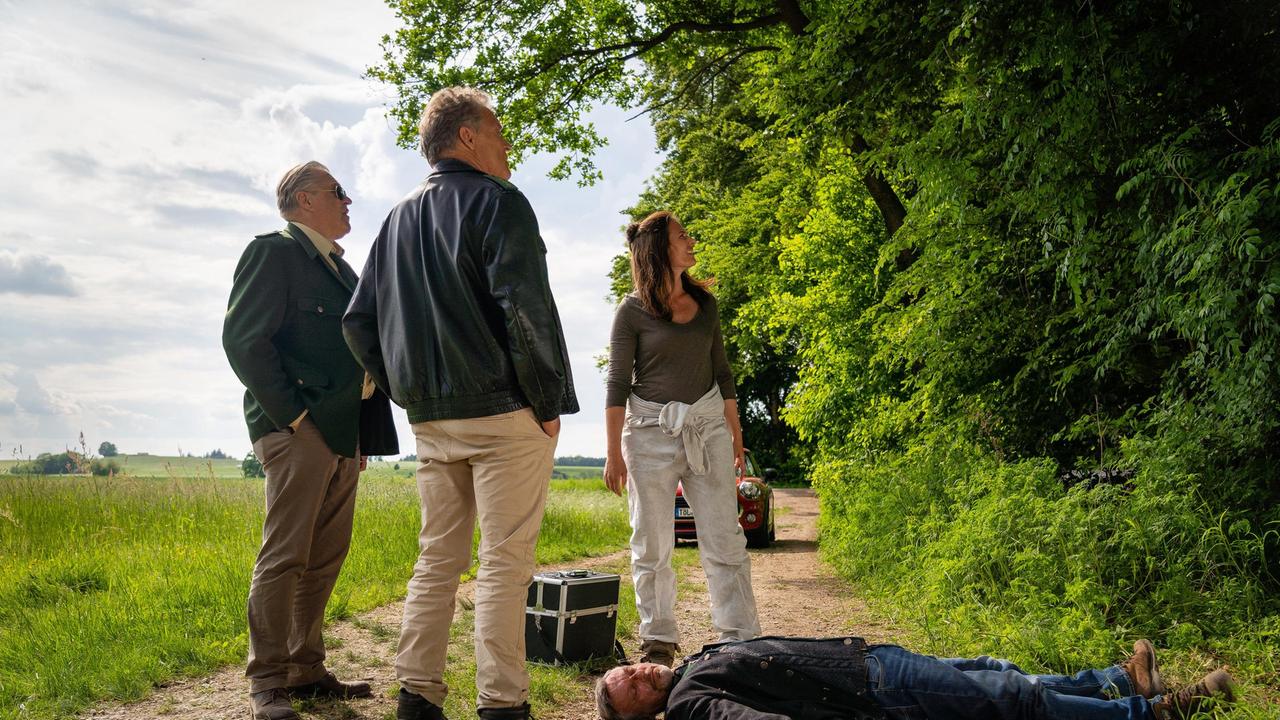 Leonard Zirngibl (Komparse, liegend), Seniorinhaber der Qualitätsmetzgerei Zirngibl, kommt durch einen Sturz von seinem Hochsitz ums Leben. Hubert (Christian Tramitz), Girwidz (Michael Brandner) und Dr. Fuchs (Susu Padotzke) rätseln: Wie kam es zu dem tödlichen Sturz vom Hochsitz?