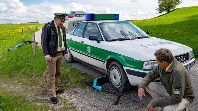 Mist, das sieht aber gar nicht gut aus. Den Roller haben die Polizisten Hubert (Christian Tramitz) und Riedl (Paul Sedlmeir) eindeutig auf dem Gewissen, aber geht der Tote etwa auch auf ihre Kappe?