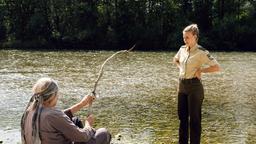 Rebecca (Jeanne Goursaud) befragt den Aussteiger Bernhard Böhm (Reiner Schöne ) an der Isar.