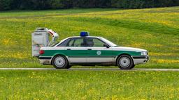 Unser Streifenwagen ist auf einer Landstraße unterwegs. Aber Moment mal? Was haben Hubert und Riedl, denn da im Gepäck?