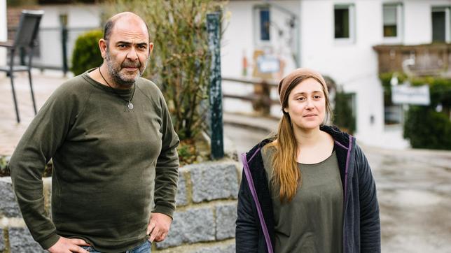 Yazid (Hannes Ringlstetter) und die Pflegerin Martina Stremml (Anna März) sind beeindruckt von Riedls Heldentat.