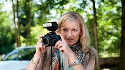 Lokalreporterin Barbara Hansen mit Fotoapparat