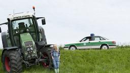 Eine junge Frau ist mit ihrem Traktor in den Straßengraben gerutscht