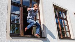 Hubert und Staller: Michael Städler (Mathias Städler) springt aus dem Fenster.