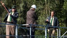 Als Hubert (Christian Tramitz) und Staller (Helmfried von Lüttichau) Fritz Brunner (Frank Vockroth) auf sein Wassergutachten ansprechen, verstrickt der sich in Ausreden.