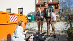 Dr. Anja Licht (Karin Thaler) klärt Hubert (Christian Tramitz) und Staller (Helmfried von Lüttichau) über die Todesursache der Leiche (Komparse Thomas Langer, liegend) auf.