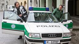 Nach dem Einsatz holt Hubert (Christian Tramitz) Staller (Helmfried von Lüttichau) mit dem Streifenwagen ab.