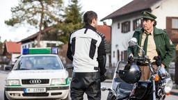 Um inkognito ermitteln zu können, braucht Staller (Helmfried von Lüttichau) so eine Lederjacke wie sie der Motorradfahrer (Komparse) trägt.