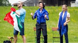 Fabrizio D’Angelo (Antonio di Mauro, M. mit Komparse) und seine Frau Lucia (Sarah Mathilda Libbertz) betreiben eine italienische Gaststätte neben dem Fußballplatz.