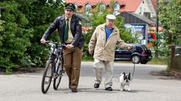 Heiter bis tödlich – Hubert und Staller: Martin Riedl (Paul Sedlmeir) und ein Mann mit Hund (Hans-Jürgen Silbermann) 