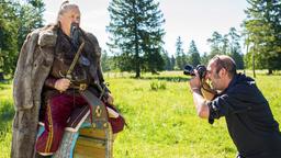 Girwidz (Michael Brandner) macht bei einem Fotowettbewerb mit und inszeniert sich als Dschingis Khan. Yazid (Hannes Ringelstetter) fotografiert ihn.