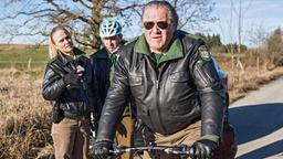 Girwidz muss dringend zum Flughafen und der arme Riedl muss sein Fahrrad abgeben. V.l.n.r. Sonja (Annett Fleischer), Riedl (Paul Sedlmeir), Girwidz (Michael Brandner)