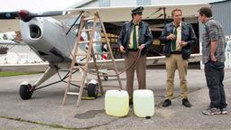 Hubert (Christian Tramitz) und Staller (Helmfried von Lüttichau) entdecken, dass Benzin im Flieger fehlt und verhören Flugschulleiter Michael Kronthaler (Christian Heiner Wolf).