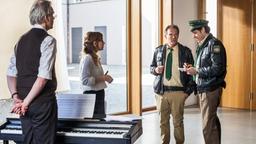 Kantor Rainer Bentzer (Andreas Ladwig), Sophie Schneider (Tanja Mairhofer-Obele), Hubert (Christian Tramitz) und Staller (Helmfried von Lüttichau).