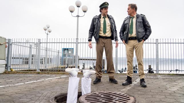 Hubert (Christian Tramitz) und Staller (Helmfried von Lüttichau) machen auf dem Klinikparkplatz eine grausige Entdeckung.