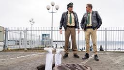 Hubert (Christian Tramitz) und Staller (Helmfried von Lüttichau) machen auf dem Klinikparkplatz eine grausige Entdeckung.