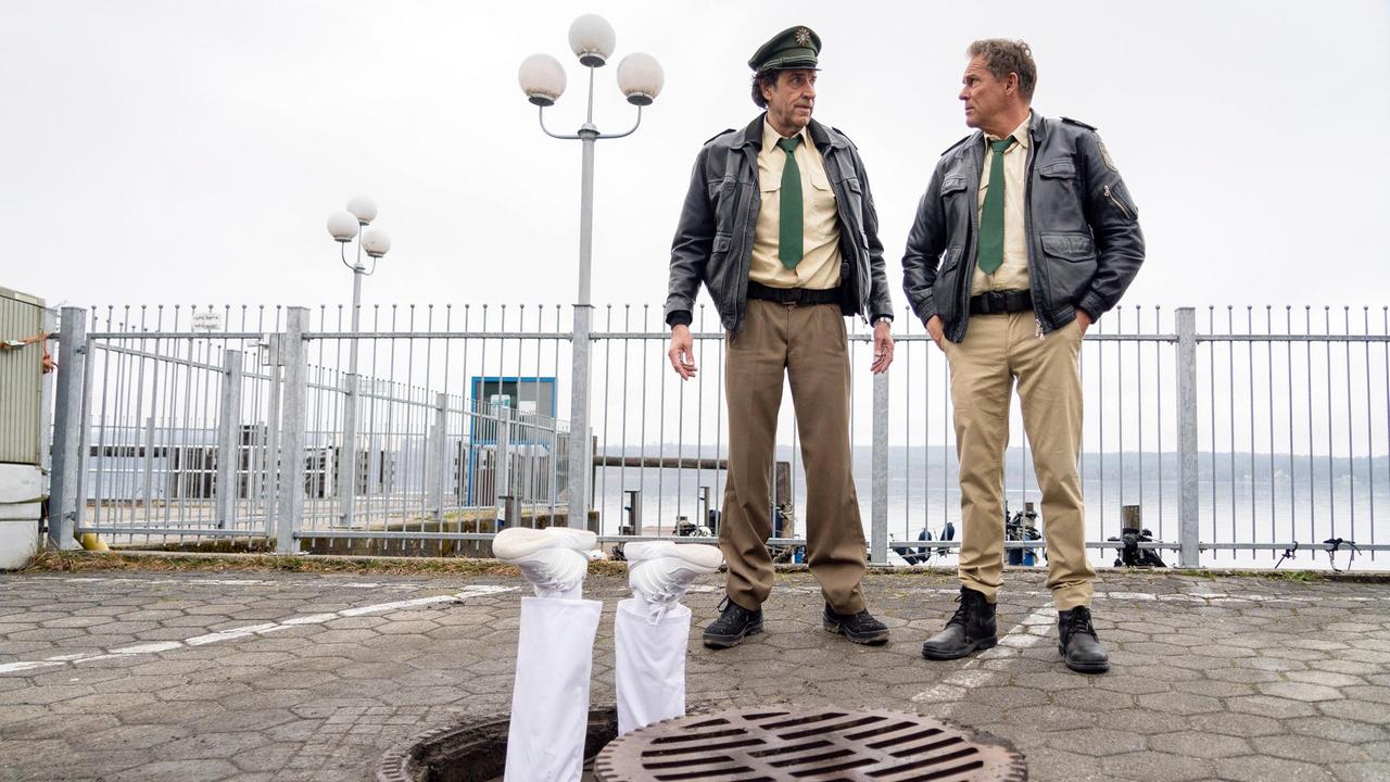 Hubert (Christian Tramitz) und Staller (Helmfried von Lüttichau) machen auf dem Klinikparkplatz eine grausige Entdeckung.