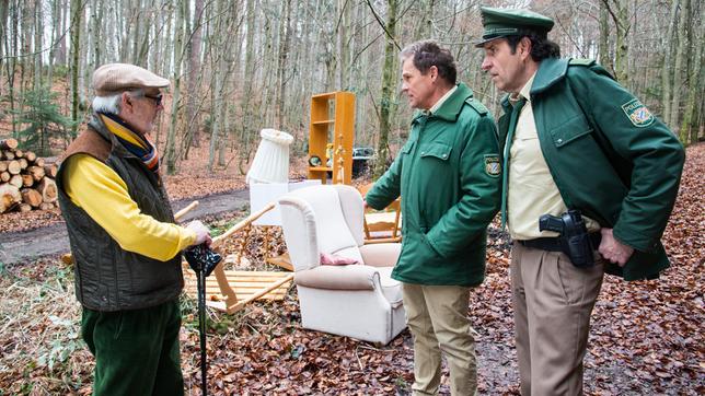 Hubert (Christian Tramitz) und Staller (Helmfried von Lüttichau) werden zu einem Fall von illegaler Müllentsorgung gerufen. Ein Rentner (Sandro Di Stefano) zeigt ihnen die Stelle im Wald.