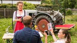 Lena Winter (Klara Deutschmann) gibt sich als Dirndl-Modell aus und fragt so unauffällig Benedikt Bär (Axel Röhrle) und Emily Müller (Chiara von Galli) aus.