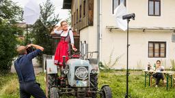 Lena Winter (Klara Deutschmann) gibt sich als Dirndl-Modell aus und fragt unauffällig Benedikt Bär (Axel Röhrle) und Emily Müller (Chiara von Galli) aus.