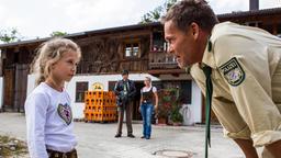 Mara (Helena Schönfelder) bittet Hubert (Christian Tramitz), ihre entlaufene Schildkröte zu finden.