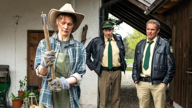 Roswitha Martens (Franziska Rieck) Bruder ist schon Jahre tot und dennoch glauben Hubert (Christian Tramitz) und Staller (Helmfried von Lüttichau), dass er eine Tankstelle überfallen hat.