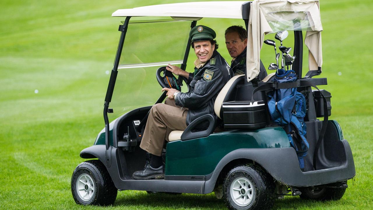 Hubert (Christian Tramitz) und Staller (Helmfried von Lüttichau) werden zum Golfplatz gerufen.