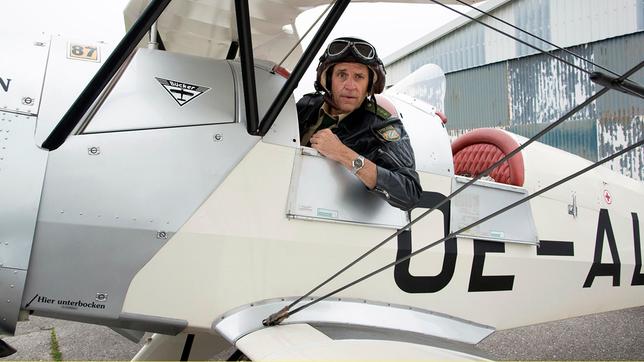 Staller (Helmfried von Lüttichau) muss zwecks Spurensuche einen Rundflug im Doppeldecker über sich ergehen lassen.