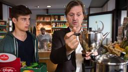 Huck (Patrick von Blume) spricht mit Caspar (Emanuel Fitz).