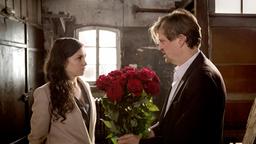 Huck (Patrick von Blume) schenkt Katja (Valerie Koch) Rosen.