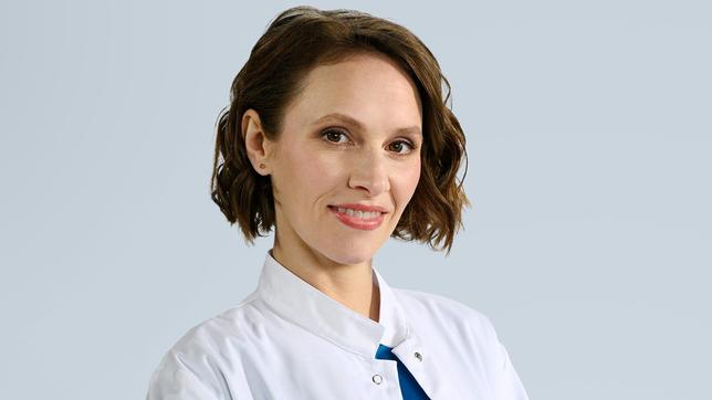 Kassandra Wedel spielt Dr. Alica Lipp. 