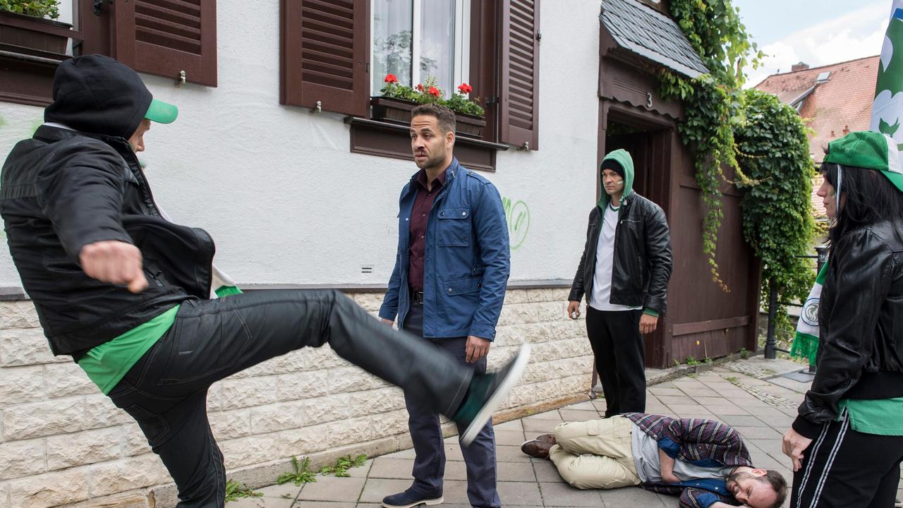 DIE JUNGEN ÄRZTE: Patrick Müller (Rafael Gareisen) tritt Dr. Matteo Moreau (Mike Adler).