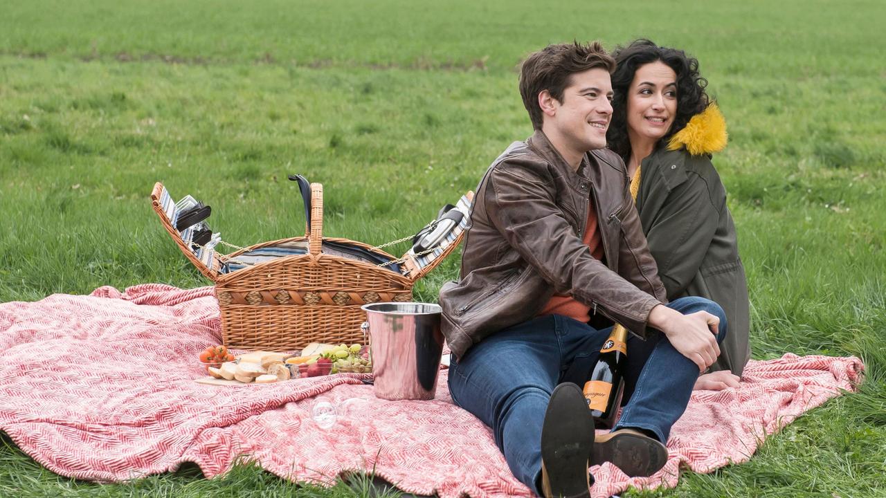 An ihrem freien Nachmittag beschließen Leyla (Sanam Afrashteh) und Ben (Philipp Danne) ein gemütliches Picknick in der Nähe eines Reiterhofes zu machen.